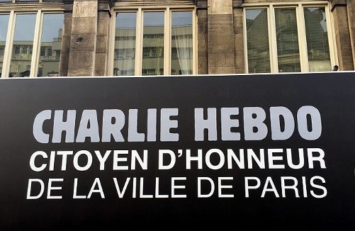 Cartel en la fachada que dice: Charlie Hebdo, ciudadano de honor de la ciudad de París