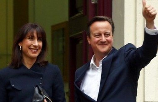 David Cameron y su esposa Samantha, saludan a la puerta del 10 de Downing street