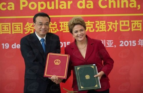 El primer ministro chino y Dilma Rousseff, muestran el memorando de entendimiento