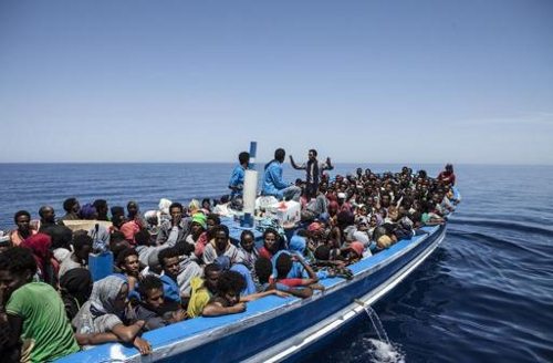 Una embarcación llena de migrantes
