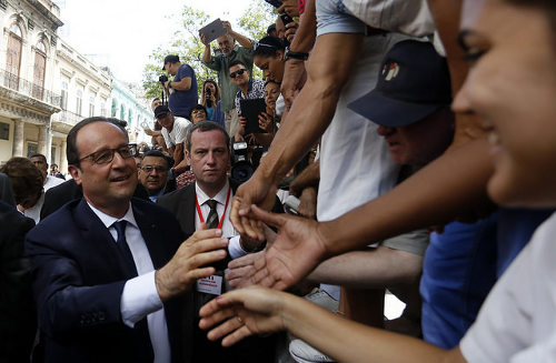 François Hollande es saludado enlacalle por ciudadanos de La Habana