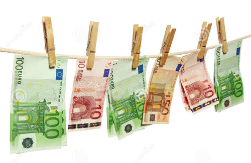 Billetes de euro secándose en un tendedero
