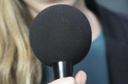 Una periodista con un micrófono