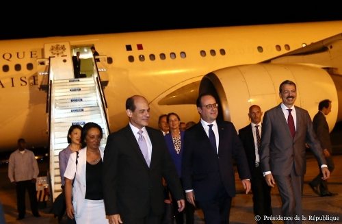 François Hollande y sus acompañantes en el aeropuerto de La Habana