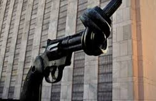Escultura de una pistola con el cañón anudado que hay delante del edificio de la ONU enNueva York