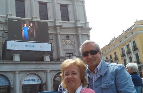 Una pareja delante del Teatro Real