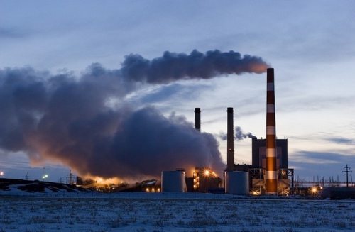 Una fábrica arrojando emisiones a la atmósfera