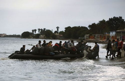 Llegada de una barca hinchable llena de personas a la playa