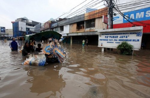 Enorme inundación, personas en barca por la calle
