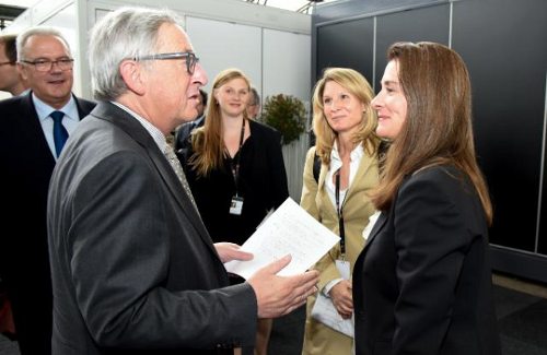 Jean-Claude Juncker habla con Melinda Gates