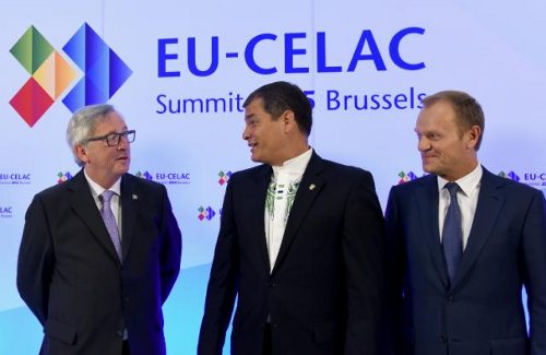 Jean-Claude Juncker, Rafael Correa y Donald Tusk, posan para la foto oficial