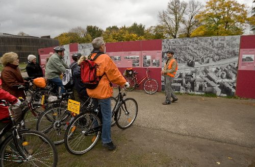 Turistas visitan el Muro de Berlín