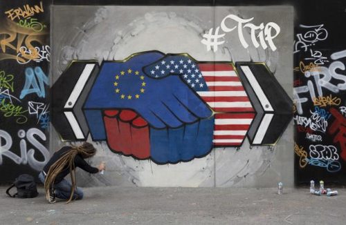 Un grafiti sobre el TTIP, en el que EE.UU. y la UE se dan la mano