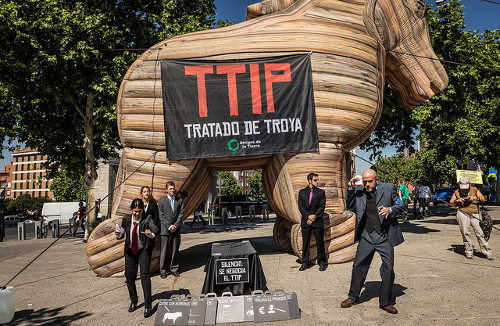 Activista haciendo una performance sobre el TTIP delante del caballo de Troya