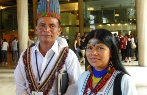 Dos representantes de la amazonía con sus trajes típicos
