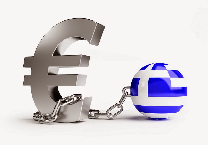 Un euro arrastra una bola con la bandera de Grecia
