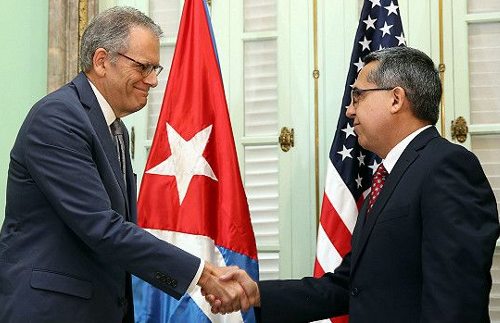 El encargado de negocios estadounidense y cubano se saludan