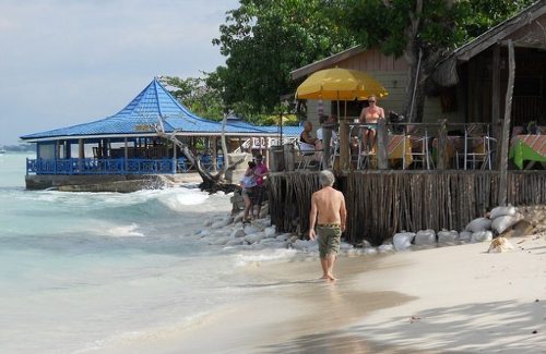 Playa de Jamaica con chozas dentro del agua