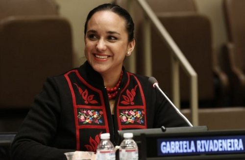 Gabriela Rivadeneira hablando en la ONU