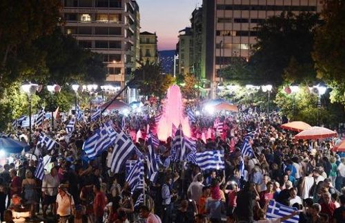 Plaza Sintagma llena de personas con banderas griegas