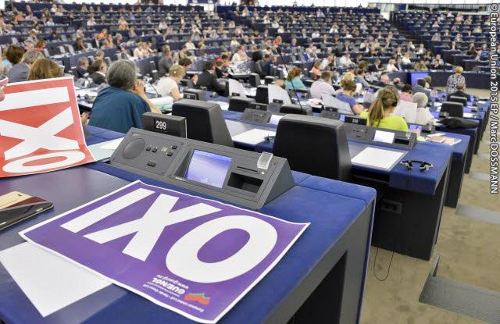 Carteles de OXI (NO) en la sesión plenaria del Parlamento Europeo