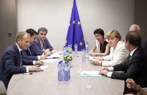Donald Tusk, Alexis Tsipras, Angela merkel y François Hollande, discuten alrededor de una mesa