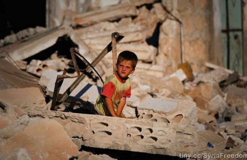 Un niño entre los escombros de su casa