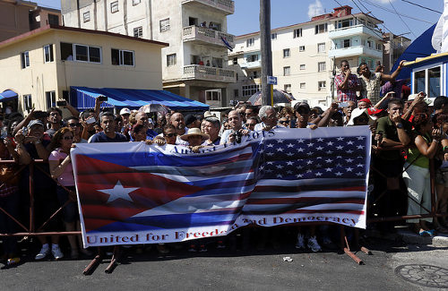 Cubanos delante de la Embajada de EE UU 