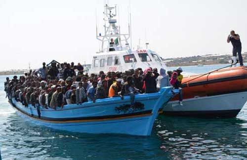 Dos barcos llenos de refugiados