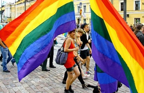 Manifestantes con banderas del arco iris