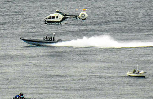 Un helicóptero y barcos de la Guardia Civil rodean a otro barco 
