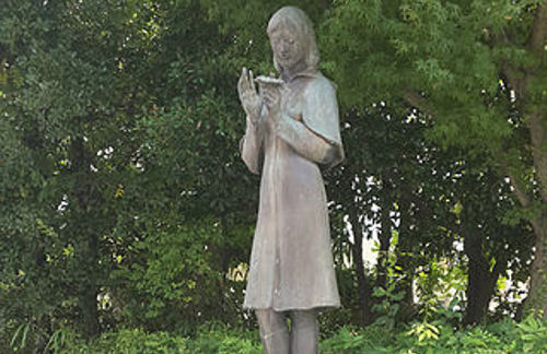 Estatua de Sasako con una grulla hecha de papel en la mano
