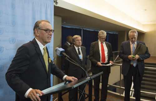 El secretario general adjunto de la ONU, Jan Eliasson (a la izquierda), en conferencia de prensa. 