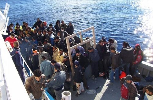 Un barco lleno de inmigrantes