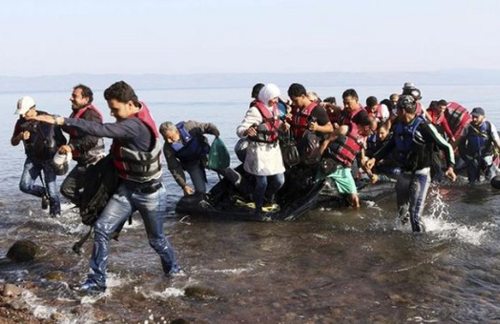Inmigrantes sirios se bajan de una barcaza