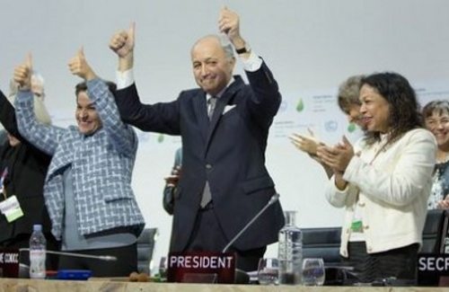 Tras la adopción del acuerdo la presidencia de la COP21 levanta los brazos con alegría