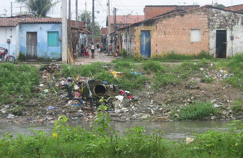 chabolas en calles llenas de agua estancada y basuras