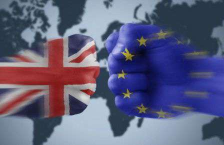 Dos puños enfrentados, uno con la bandera británica y el otro con la de la UE