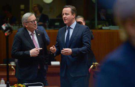 David Cameron y Jean-Claude Juncker charlan en un receso del Consejo