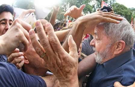 Lula rodeado de personas