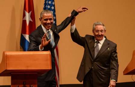 Raúl Castro levanta el brazo de Obama