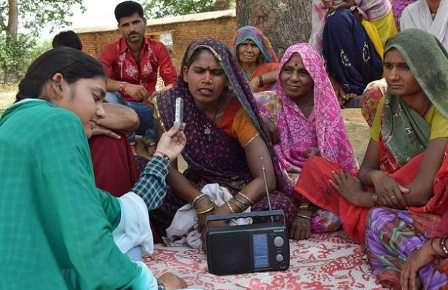 Mujeres de India alrededor de un transistor
