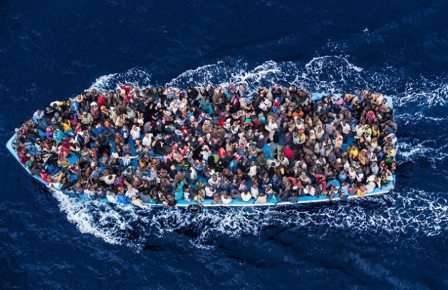 Una barcaza llena de refugiados