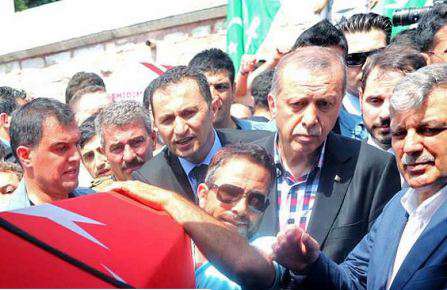 Erdogan detrás de un ataud