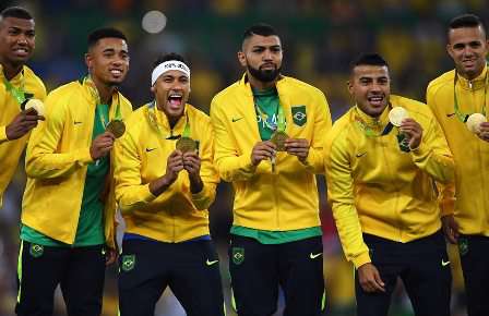 Los jugadores del equipo de Brasil muestran sus medallas de oro